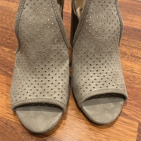 Universal Thread peep toe heels - Picture 3 of 5